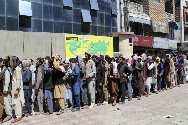▲아프가니스탄 시민들이 8월 25일 돈을 찾기 위해 카불 은행 앞에 긴 줄을 서고 있다. 카불/AP뉴시스
