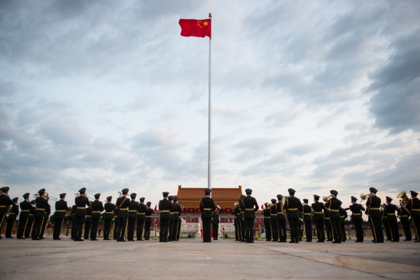 ▲중국 베이징 톈안문 광장에 1일 국경절을 기념해 오성홍기가 게양되고 있다. 베이징/신화뉴시스
