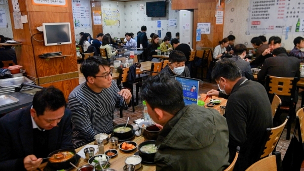 ▲새로운 거리두기가 시작된 18일 서울 시내 한 식당에서 직장인들이 점심식사를 하고 있다. 조현호 기자 hyunho@
