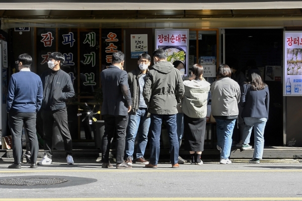 ▲새로운 거리두기가 시작된 18일 서울 시내 한 식당에서 직장인들이 줄을 서서 대기하고 있다. 조현호 기자 hyunho@
