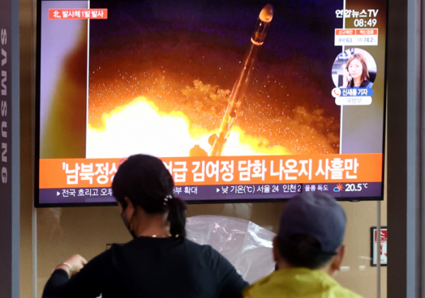 ▲28일 오전 서울역에서 시민들이 북한 발사체 관련 뉴스를 지켜보고 있다.    합동참모본부는 이날 오전 북한이 내륙서 동해상으로 미상발사체를 발사했다고 밝혔다. (연합뉴스)