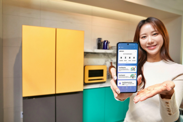 ▲삼성전자 모델이 삼성 디지털프라자 강남본점에서 가전 제품의 고장 여부를 인공지능(AI)으로 진단하고, 사용자가 스스로 조치·관리할 수 있도록 도와주는 2021년형 '홈케어 매니저' 앱 서비스를 소개하고 있다. (사진제공=삼성전자)