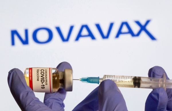▲의료진이 노바백스 로고 앞에서 백신을 주사기에 옮기고 있다. 로이터연합뉴스
