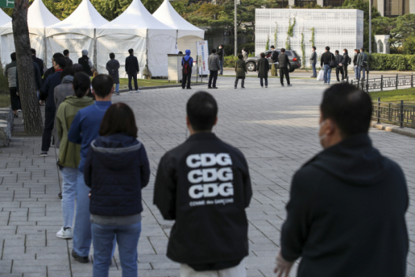 ▲코로나19 국내 신규확진자가 1441명으로 집계된 21일 오전 서울 종로구 흥인지문 인근에 설치된 서울시 찾아가는 선별진료소를 찾은 시민들이 검사를 받기 위해 줄 서 있다. (뉴시스)