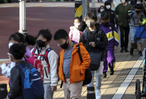 ▲20일 오전 서울시내 한 초등학교에서 학생들이 등교하고 있다.  (뉴시스)