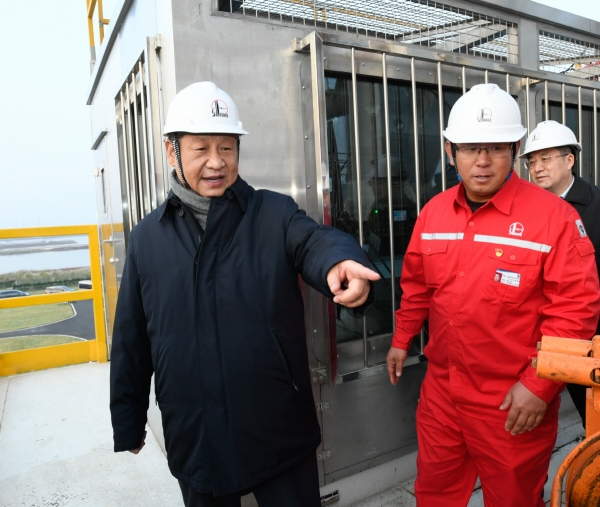 ▲시진핑(왼쪽) 중국 국가주석이 22일 산둥성 둥잉의 석유공장을 방문해 현장을 살피고 있다. 둥잉/신화연합뉴스
