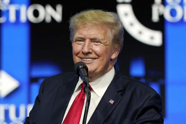 ▲도널드 트럼프 전 미국 대통령이 7월 24일 피닉스에서 열린 한 행사에 참석해 웃고 있다. 피닉스/AP뉴시스
