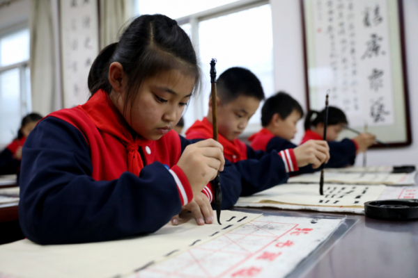 ▲중국 허베이성 싱타이시의 초등학교 학생들이 서예 연습을 하고 있다. 싱타이/신화뉴시스