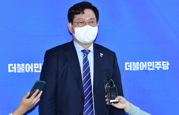 ▲송영길 더불어민주당 대표가 25일 오전 문재인 대통령의 2022년도 예산안 시정연설이 끝난 뒤 예산안 관련 기자들의 질문에 답하고 있다. (국회사진기자단)