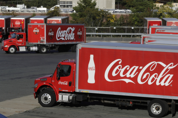 ▲매사추세츠주 니덤의 코카콜라 공장 앞에 회사 로고가 그려진 트럭들이 주차된 모습. 니덤/AP뉴시스