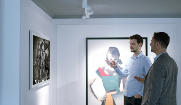 ▲프랑스 파리에 위치한 옐로우코너 갤러리에서 고객들이 삼성 더 프레임으로 사진 작품을 감상하는 모습 (사진제공=삼성전자)