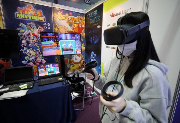 ▲서울 강남구 코엑스에서 26일 열린 2021 메타버스 코리아 행사에서 한 관람객이 가상현실(VR) 체험을 하고 있다. 뉴시스
