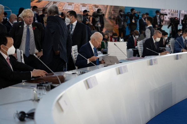 ▲조 바이든(가운데) 미국 대통령이 30일(현지시간) 이탈리아 로마에서 열리는 G20(주요 20개국) 정상화의에 참석하고 있다. 로마/EPA연합뉴스
