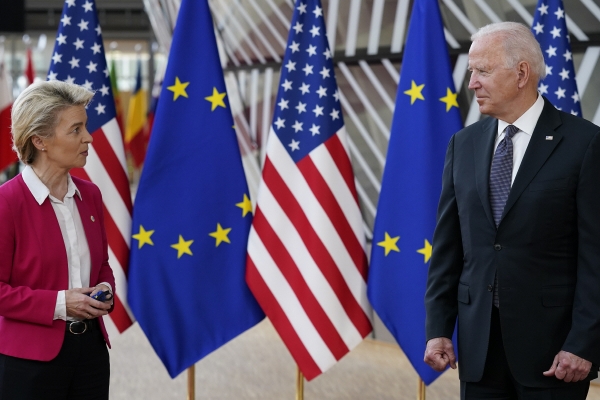 ▲우르줄라 폰데어라이엔(왼쪽) EU 집행위원장과 조 바이든 미국 대통령이 6월 15일 브뤼셀에서 열린 미-EU 정상회의에 참석해 인사하고 있다. 브뤼셀/AP뉴시스
