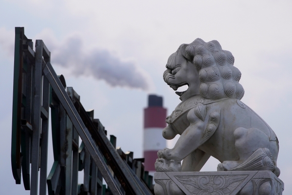 ▲중국 상하이 사자상 뒤에 석탄 화력발전소 굴뚝이 보인다.
 (상하이/로이터연합뉴스)
