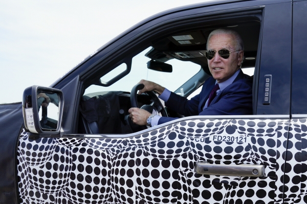 ▲조 바이든 미국 대통령이 5월 18일 미시간주 디어본의 포드 공장에서 전기차 트럭 F-150을 운전하고 있다. 디어본/AP뉴시스
