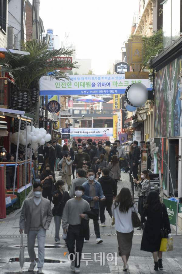 ▲핼러윈데이 당일인 31일 서울 용산구 이태원 거리가 시민들로 북적이고 있다. (조현호 기자 hyunho@)