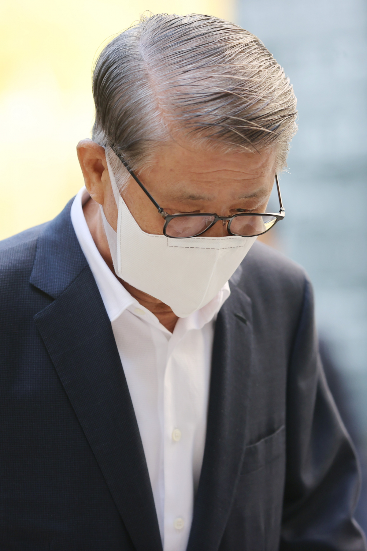 ▲최신원 SK네트웍스 회장이 28일 오전 서울 서초구 중앙지법에서 열린 2천억원대 횡령·배임 사건 관련 1심 속행공판에 출석하고 있다. (연합뉴스)