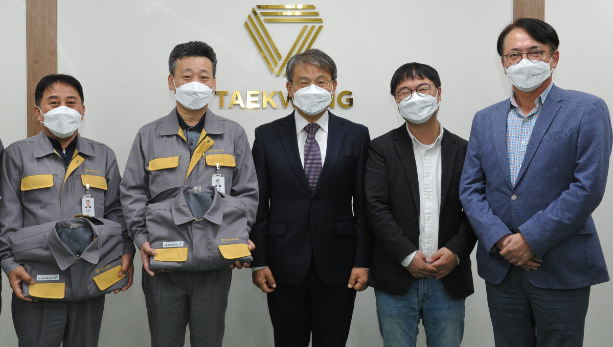 ▲지난달 29일 태광산업 울산공장 대회의실에서 진행된 임직원 대상 친환경 작업복 지급행사에서 박재용 태광산업 섬유사업본부 대표이사(사진 오른쪽)를 비롯한 참석자들이 기념촬영하고 있다. (사진제공=태광산업)