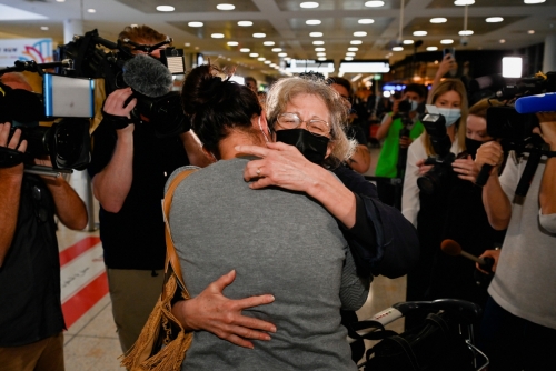 ▲호주 시드니공항에서 1일(현지시간) 만난 가족들이 기뻐하고 있다. 시드니/로이터연합뉴스
