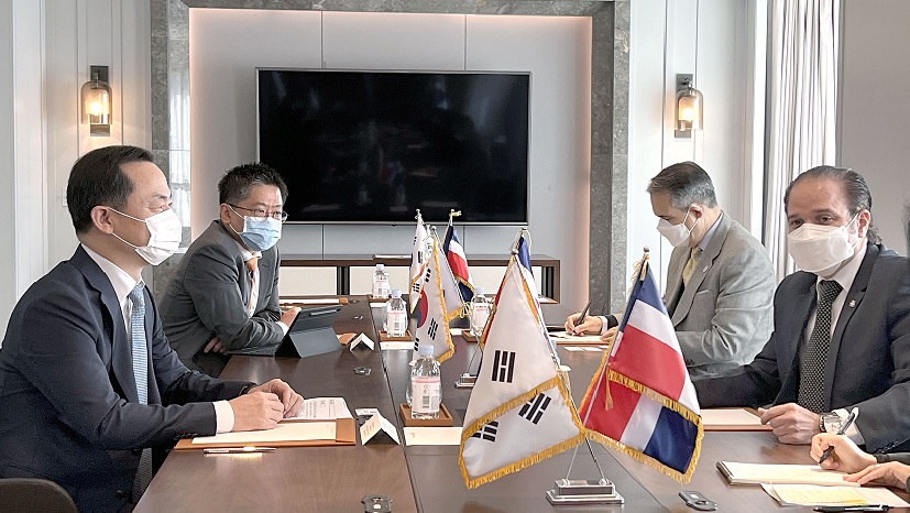 ▲정대진 산업통상자원부 통상차관보(왼쪽)가 1일 서울 롯데호텔에서 우고 리베라(Hugo Rivera) 도미니카공화국 외교부 경제차관(오른쪽)과 면담을 하고 한-중미 FTA 가입 협상 등 양국간 산업·에너지협력 방안을 논의하고 있다. (사진제공=산업통상자원부)