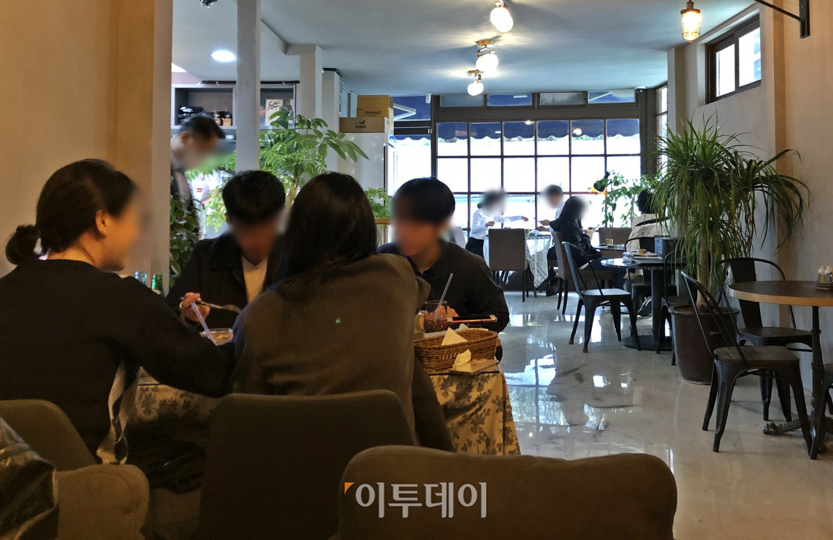 ▲1일 서울 중구에 있는 한 식당에서 직장인들이 식사를 하고 있다. 이날은 단계적 일상회복을 의미하는 '위드 코로나'로 전환하는 첫날이다. (홍인석 기자 mystic@)