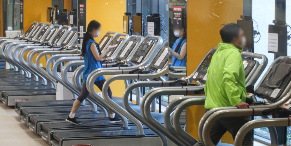 ▲1일부터 '단계적 일상회복(위드 코로나)'으로 방역체계가 전환되는 가운데 헬스장·목욕탕 등 일부 다중이용시설에는 '방역패스'가 적용된다. 업계에서 반발하고 있다. (뉴시스)