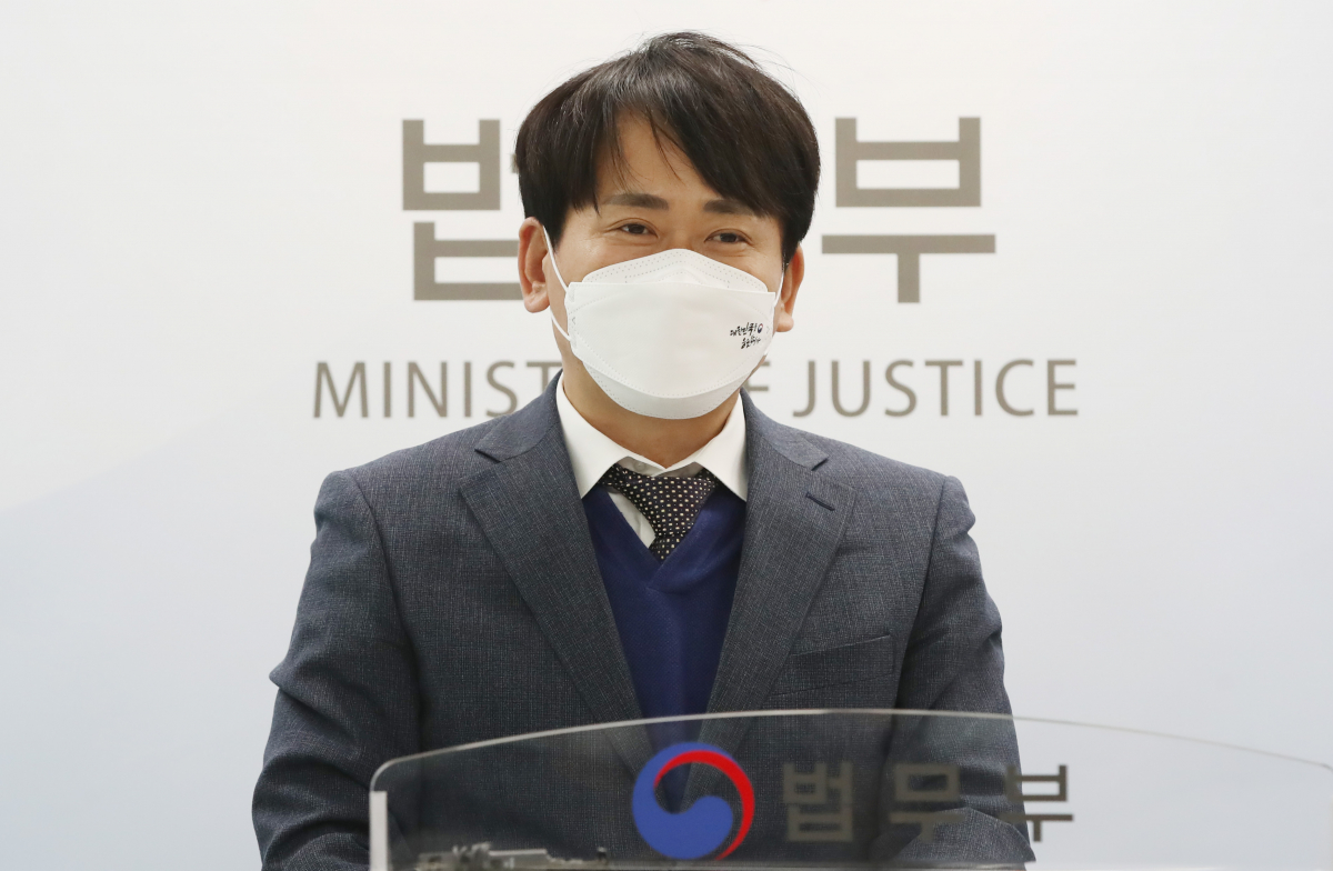 ▲법무부 인권국장 직무대리 이상갑 법무실장이 1일 오후 서울 서초구 서울고등검찰청에서 화성 외국인보호소 인권침해 사건 진상조사 결과 및 개선방안 브리핑을 하고 있다. 진상조사 결과, 법령에 근거없는 방식(속칭 '새우꺾기')의 보호장비 사용행위, 법령에 근거 없는 종류의 장비(발목보호장비, 박스테이프, 케이블타이) 사용 행위 등 인권침해 행위가 있었음이 확인됐다. (뉴시스)