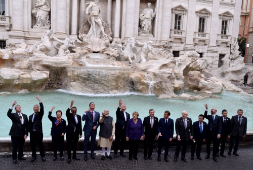 ▲이탈리아 로마에서 열린 주요 20개국(G20) 정상회의에 참석한 정상들이 10월 31일(현지시간) 트레비 분수 앞에서 동전을 던지는 퍼포먼스를 하고 있다. 로마/AFP연합뉴스
