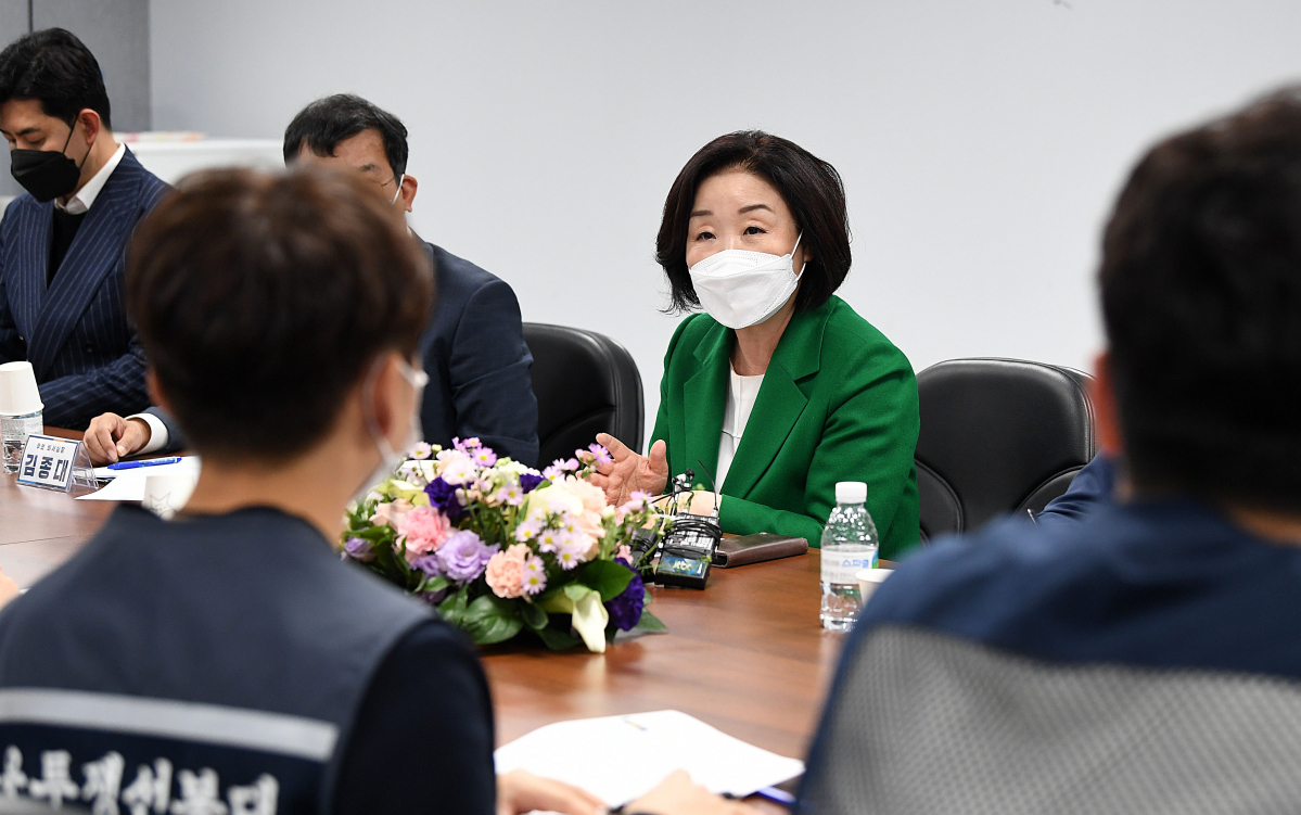 ▲심상정 정의당 대선 후보가 1일 주4일제 정책 공약행보 첫번째 일정으로 서울 중구 IBK기업은행 본점 내 전국금융노조 기업은행지부 사무실을 방문해 노조원들과 주4일제 근무와 관련해 간담회를 하고 있다.  (뉴시스)