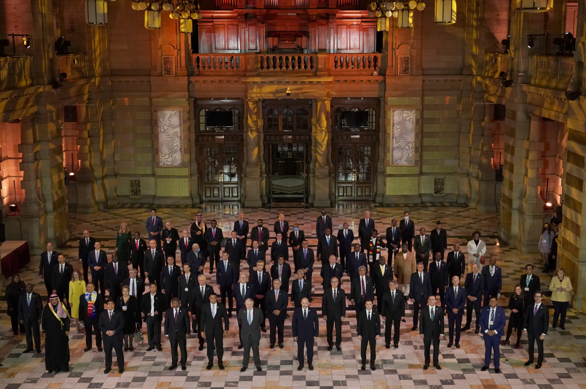 ▲세계 지도자들이 1일(현지시간) 영국 글래스고에서 열린 COP26 유엔 기후정상회의 개막일을 기념하는 저녁 리셉션에서 단체 사진을 찍고 있다. 글래스고/AP연합뉴스
