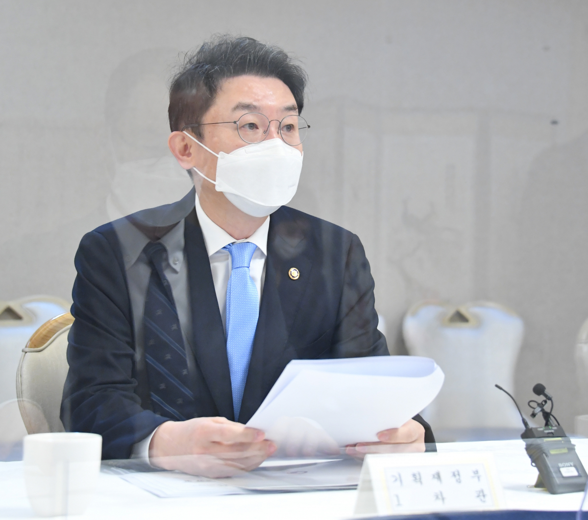 ▲이억원 기획재정부 차관이 11월 2일 서울 광화문 정부청사에서 열린 '제32차 물가관계차관회의'를 주재, 모두발언을 하고 있다. (사진제공=기획재정부)