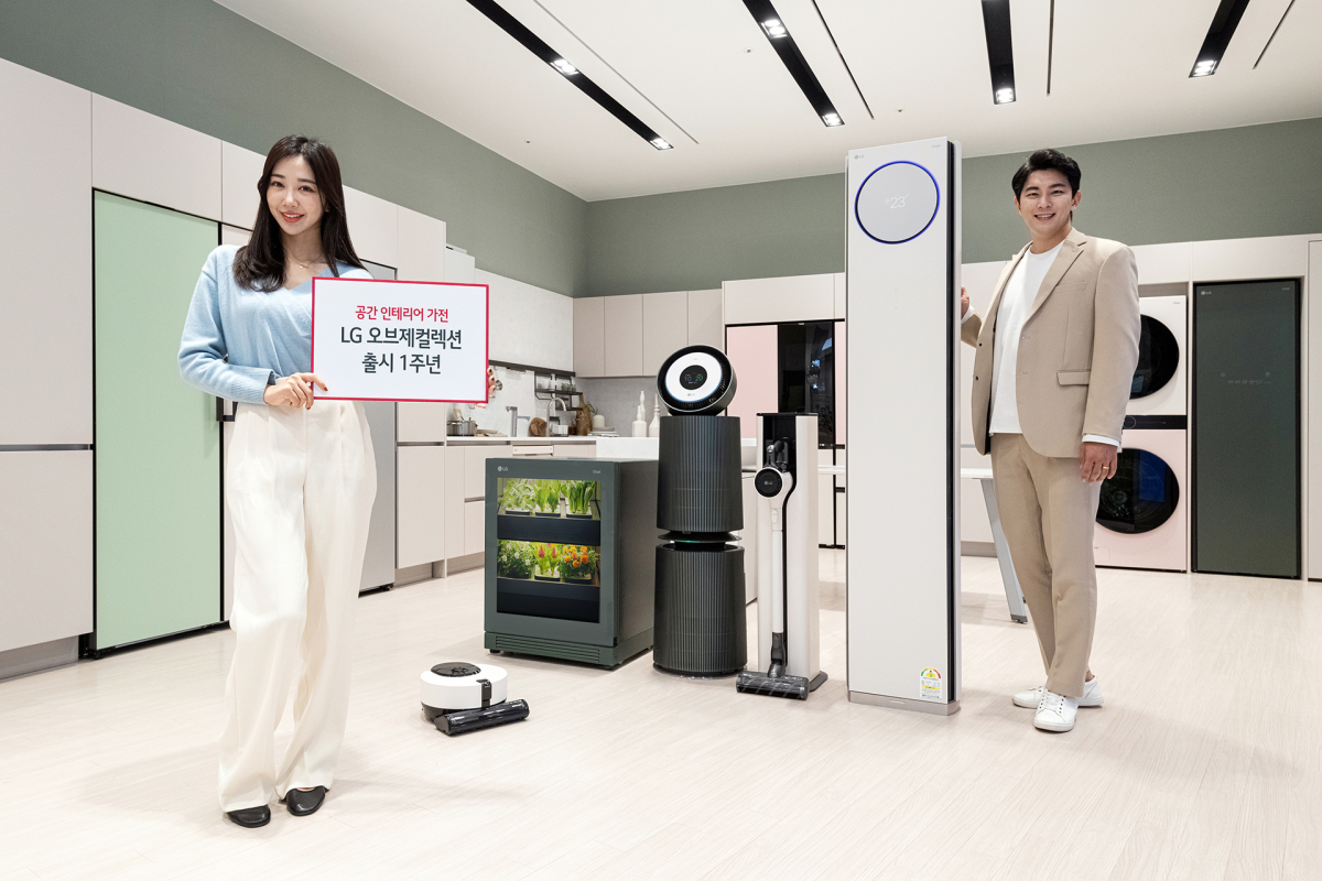 ▲LG전자 모델들이 서울 여의도에 위치한 LG전자 베스트샵 더현대 서울점에서 식물생활가전, 무선청소기, 로봇청소기, 공기청정기, 에어컨 등 올해 추가된 신제품을 비롯해 공간 인테리어 가전 LG 오브제컬렉션을 소개하고 있다. (사진제공=LG전자)