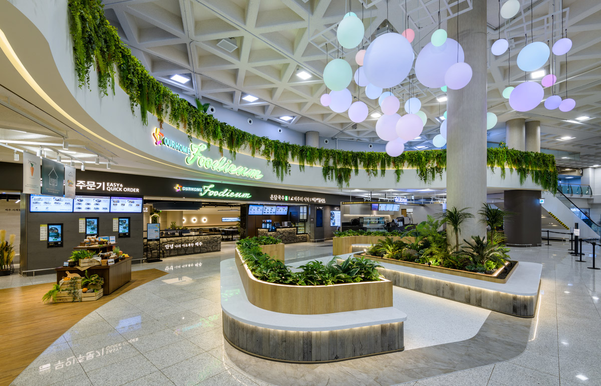 ▲‘백신 맞고 한우 받고’ 프로모션을 실시하고 있는 아워홈 푸디움 제주공항점 외부전경. (아워홈)