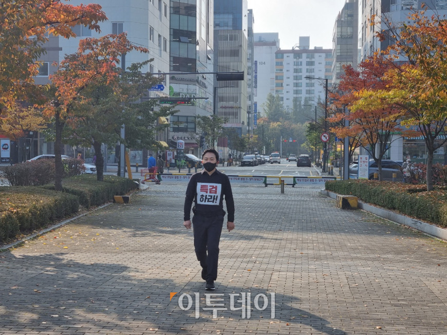 ▲원희룡 국민의힘 대선 경선 후보가 2일 오전 대장동 특혜 의혹을 알리기 위한 도보 투쟁을 위해 성남시청으로 걸어오고 있다. (박준상 기자 jooooon@)