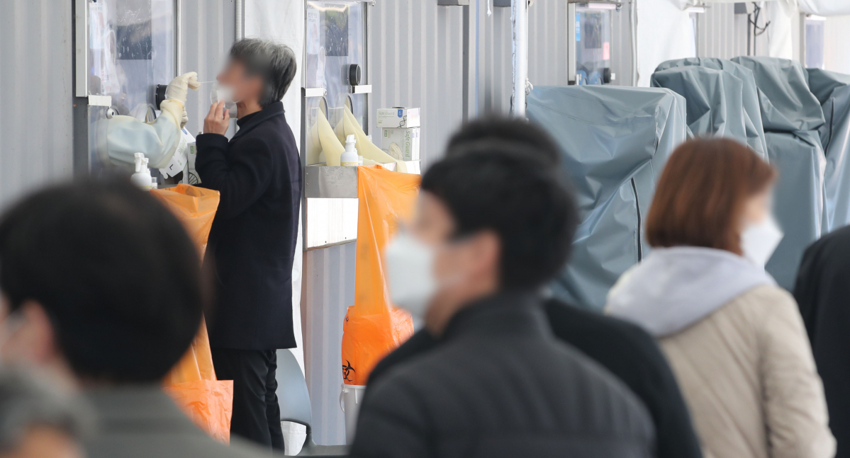 ▲코로나19 신규 확진자가 1589명으로 집계된 2일 오전 서울 중구 서울시청 앞 서울광장 임시선별검사소에서 시민이 검사를 받고 있다. (뉴시스)