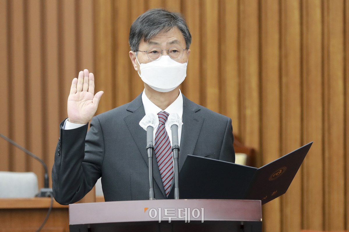 ▲최재해 감사원장 후보자는 2일 전임인 최재형 전 감사원장의 정계 진출과 관련해 "공직자가 자기 자리를 사유화하고 정치화하는 것은 잘못됐다고 생각한다. 그래서는 안 된다고 생각한다"고 밝혔다. (이투데이)