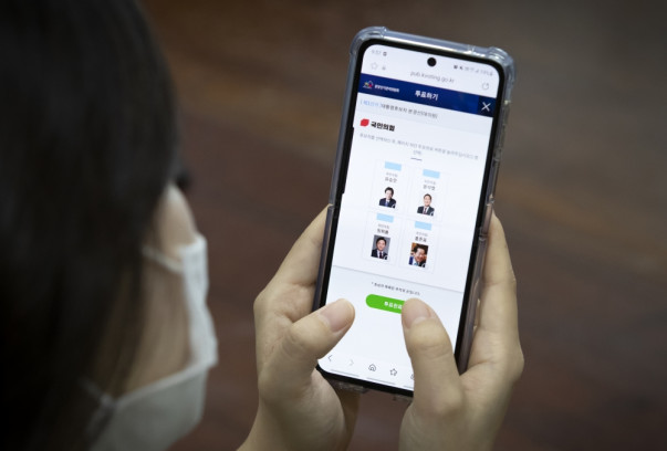 ▲국민의힘 한 당원이 1일 국회 사무실에서 모바일 투표를 하고 있다. 국민의힘은 대선후보 선출을 위한 모바일 투표를 오는 2일까지 이틀간 진행한다. 신태현 기자 holjjak@ (이투데이DB)