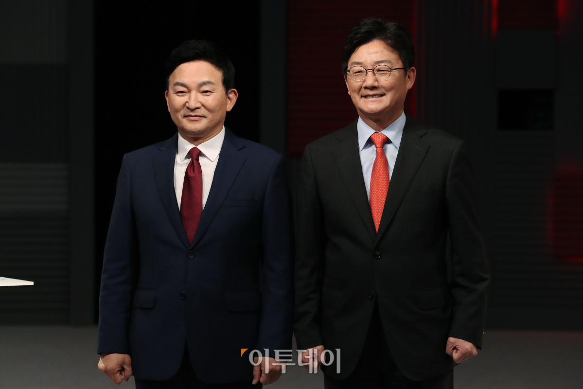 ▲원희룡(왼쪽), 유승민 국민의힘 대선 경선 후보가 15일 저녁 서울 마포구 상암동 MBC 사옥에서 열린 '1대1 맞수토론'에 앞서 포즈를 취하고 있다. (국회사진취재단)