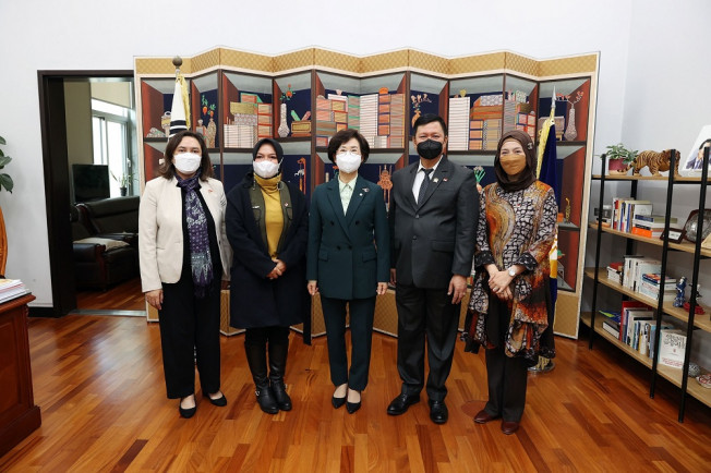 ▲인도네시아 하원 측 방한단은 인도네시아-한국 의원친선협회 소속 의원들로, 협회장인 에드워드 탄누르 의원을 비롯해, 스리 울란 의원, 데시 라뜨나사리 의원으로 구성됐다. (사진제공=김상희 부의장실)