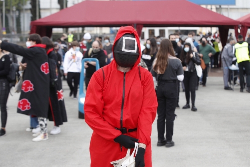 ▲스페인 바르셀로나에서 한 사람이 넷플릭스 드라마 ‘오징어 게임’ 복장을 하고 거리에 서 있다. 바르셀로나/EPA연합뉴스
