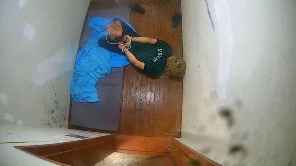 ▲화성 외국인보호서에서 ‘새우꺾기’를 당한 채 구금된 모로코 국적 남성 모습. 출처 공익인권법재단 공감
