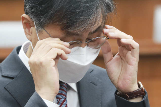 ▲최재해 감사원장 후보자가 2일 오전 국회에서 열린 인사청문회에서 안경을 고쳐 쓰고 있다.  (연합뉴스)