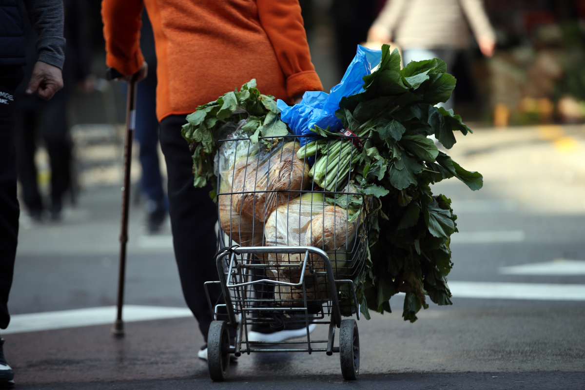 ▲2일 서울 망원시장에서 시민들이 장을 보고 있다. 이날 통계청에 따르면, 지난달 소비자물가가 3.2% 오르며 9년 9개월 만에 최고치를 기록했다. (연합뉴스)