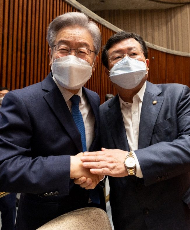 ▲더불어민주당 이재명 대선후보(왼쪽)가 15일 오전 서울 국회에서 열린 더불어민주당 의원총회에서 이낙연 캠프 공동선대위원장이었던 설훈 의원과 인사하고 있다. (연합뉴스)