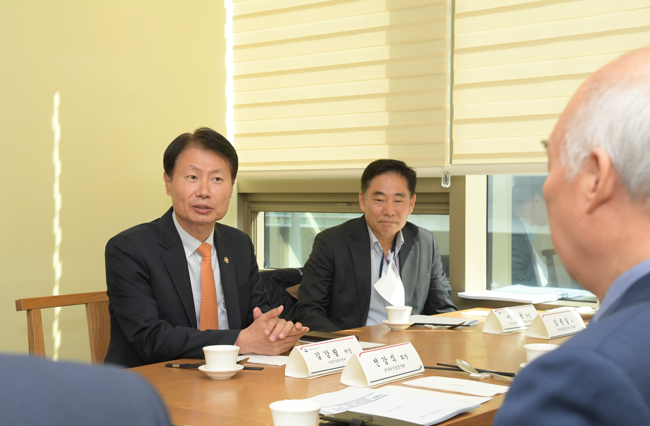 ▲김강립 식약처장은 3일 한국외식업중앙회등 유관단체와 간담회를 갖고 자율과 책임기반의 방역관리를 당부했다.  (식약처)