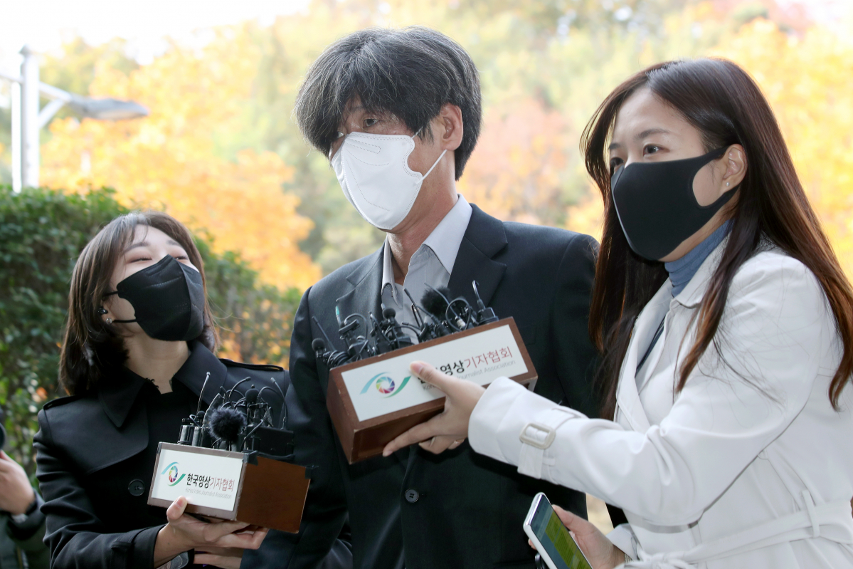 ▲천화동인 4호 소유주 남욱 변호사(가운데)가 3일 오후 서울 서초구 서울중앙지방법원에서 열린 구속 전 피의자 심문(영장실질심사)에 출석하고 있다. (뉴시스)