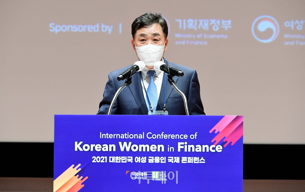 ▲김상철 이투데이 대표이사가 3일 서울 여의도 한국거래소 콘퍼런스홀에서 열린 '2021 대한민국 여성 금융인 국제콘퍼런스'에서 개회사를 하고 있다. 이투데이가 여성금융인네트워크와 공동 주최한 이번 행사는 '지속가능한 성장을 이끄는 새로운 물결 -ESG 투자 책임과 이사회 다양성-'을 주제로, 내년 8월 자본시장법 개정의 시행을 앞두고 금융계 고위직의 다양성 확보 방안을 모색하기 위한 공론의 장이다. 신태현 기자 holjjak@