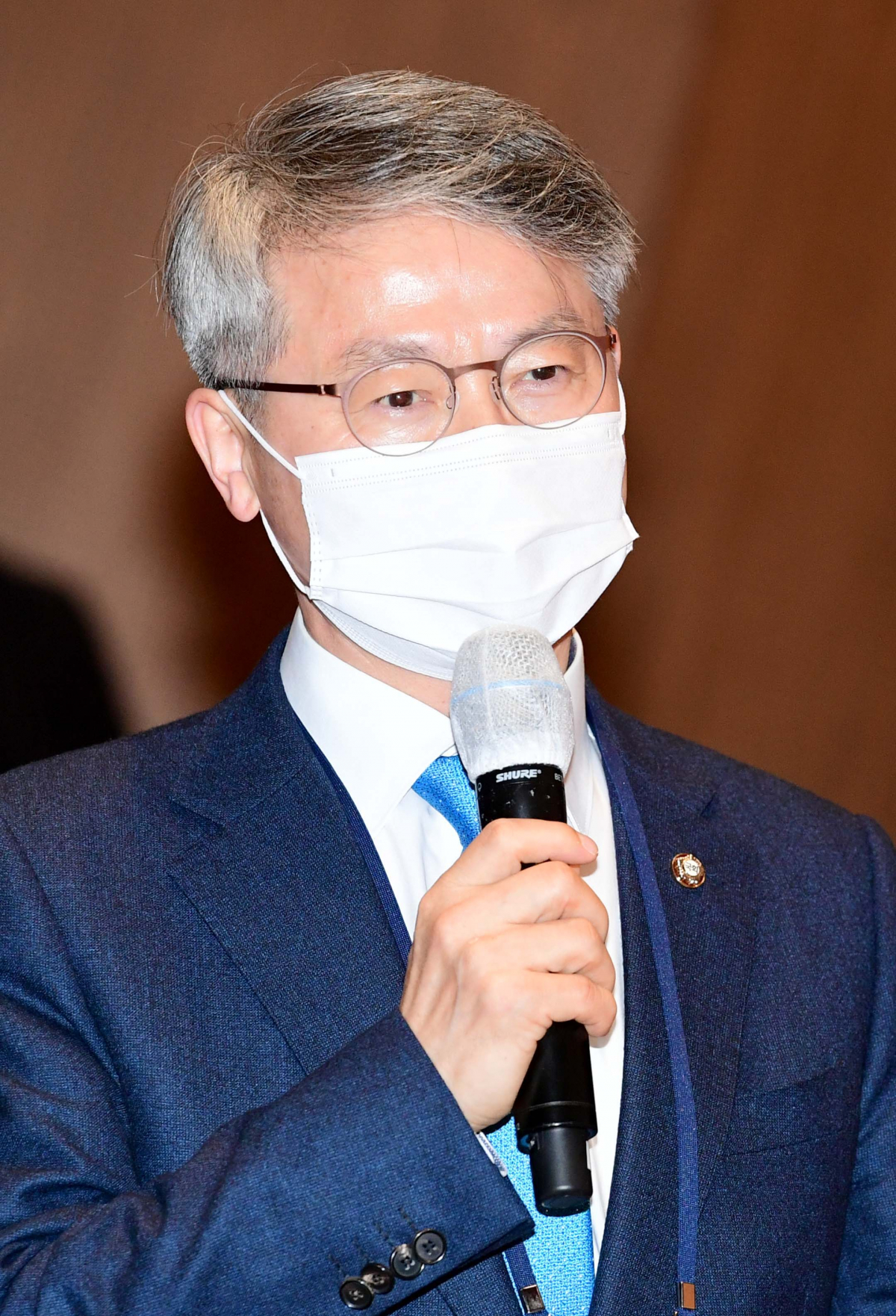 ▲민형배 국회 정무위원회 위원이 3일 서울 여의도 한국거래소 콘퍼런스홀에서 열린 '2021 대한민국 여성 금융인 국제콘퍼런스'에서 축사를 하고 있다. 이투데이가 여성금융인네트워크와 공동 주최한 이번 행사는 '지속가능한 성장을 이끄는 새로운 물결 -ESG 투자 책임과 이사회 다양성-'을 주제로, 내년 8월 자본시장법 개정의 시행을 앞두고 금융계 고위직의 다양성 확보 방안을 모색하기 위한 공론의 장이다. 신태현 기자 holjjak@