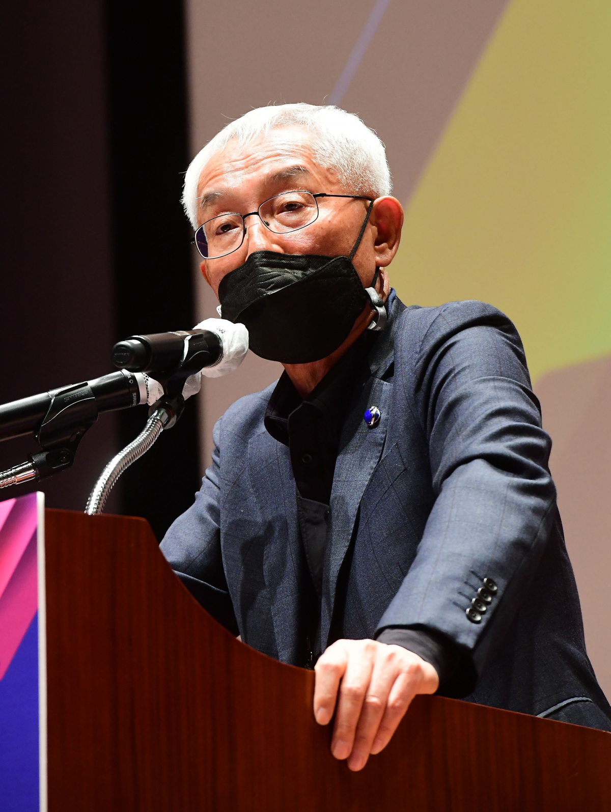 ▲오종남 스크랜턴여성리더십센터 이사장이 3일 서울 여의도 한국거래소 컨퍼런스홀에서 열린 '2021 대한민국 여성 금융인 국제콘퍼런스'에서 특별강연을 하고 있다. 이투데이가 여성금융인네트워크와 공동 주최한 이번 행사는 '지속가능한 성장을 이끄는 새로운 물결 -ESG 투자 책임과 이사회 다양성-'을 주제로, 내년 8월 자본시장법 개정의 시행을 앞두고 금융계 고위직의 다양성 확보 방안을 모색하기 위한 공론의 장을 마련했다. 고이란 기자 photoeran@